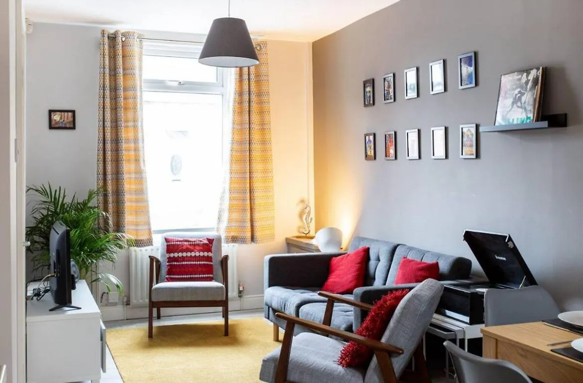 City Haven Modern 3 Bed- Spacious, Sleeps 6 Belfast